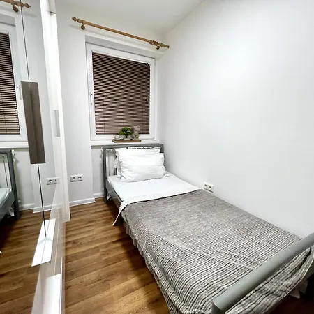 Spacious Two-bedroom With Free Parking Apartment *