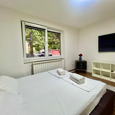 Apartment Spacious Two-bedroom With Free Parking