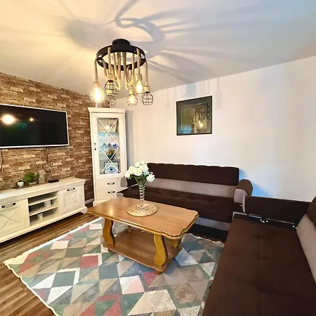Spacious Two-bedroom With Free Parking Apartmán