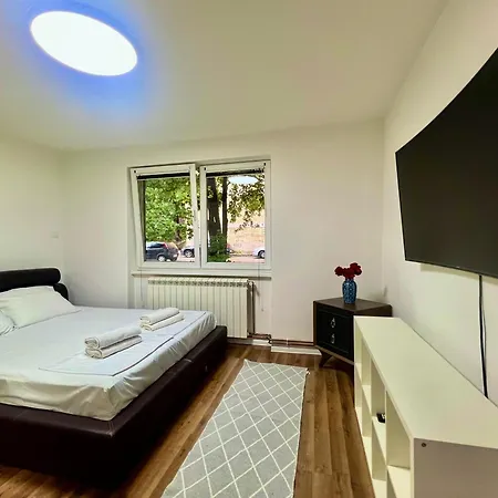 Spacious Two-bedroom With Free Parking