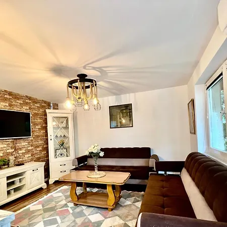 Apartment Spacious Two-bedroom With Free Parking