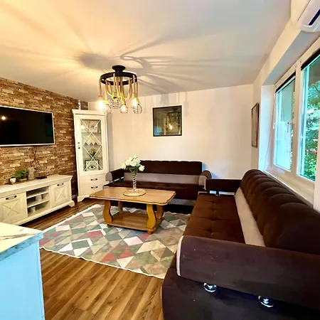 Spacious Two-bedroom With Free Parking Apartment *