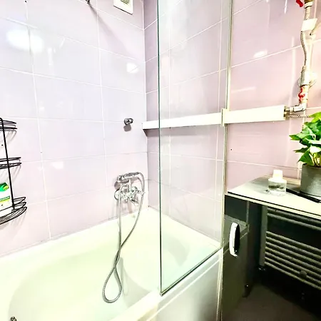 Spacious Two-bedroom With Free Parking *