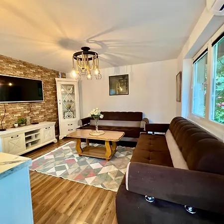 Apartmán Spacious Two-bedroom With Free Parking
