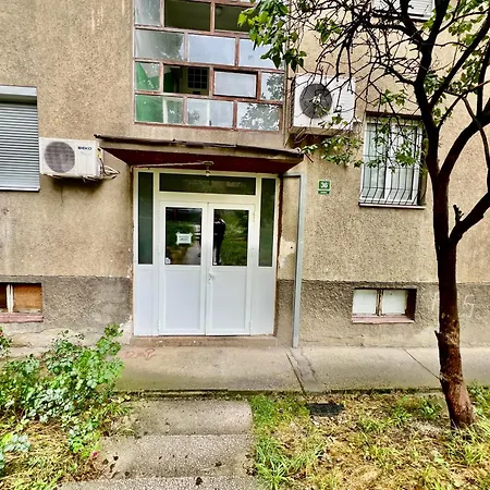Spacious Two-bedroom With Free Parking Apartmán *
