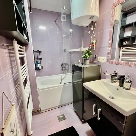 Apartmán Spacious Two-bedroom With Free Parking *