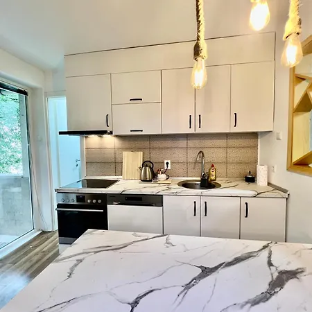 Spacious Two-bedroom With Free Parking Apartment